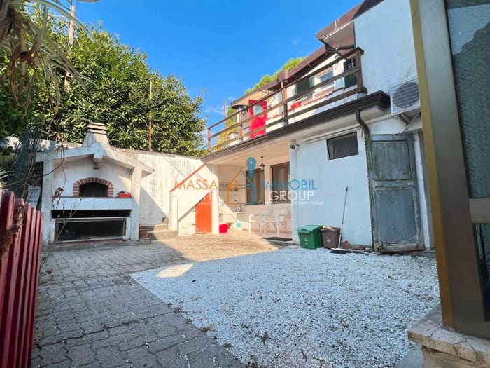Casa con 6 locali in vendita in Via Felice Cavallotti, Centro, Massa