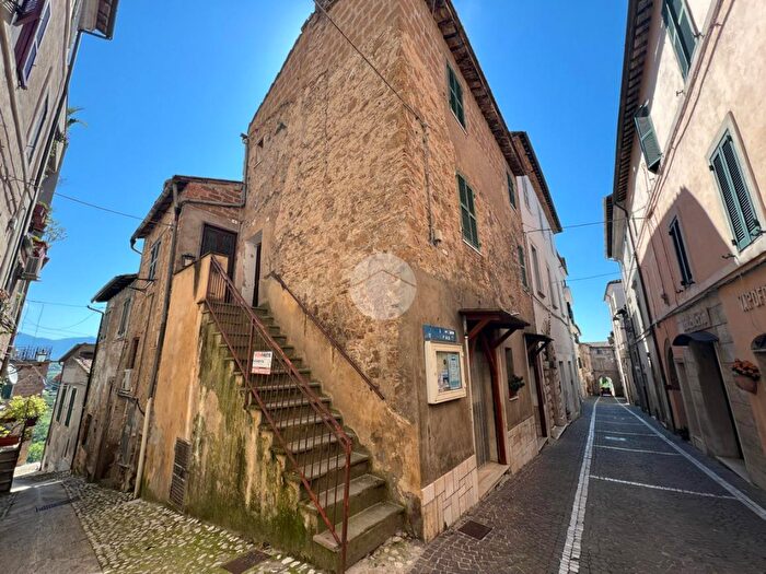 Appartamento quadrilocale in vendita in Via Costanza Americi, Collevecchio