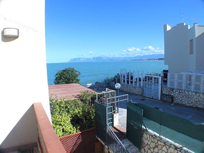 Casa trilocale in vendita in Via Guglielmo Marconi, Centro, Castellammare del Golfo