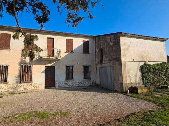 Casa con 6 locali in vendita in Piazza San Pio X, Cerlongo, Goito