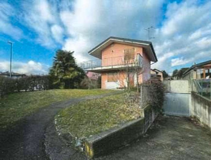 Casa trilocale in vendita in Via Giuseppe Verdi, Molteno