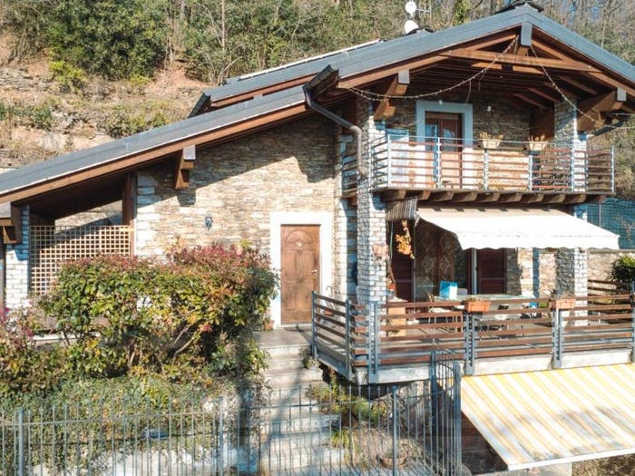 Casa con 6 locali in vendita in via A Marchionini, Cossogno