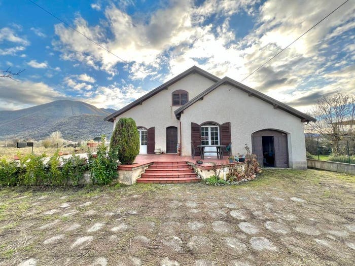 Casa con 6 locali in vendita in Via Sode, Atina