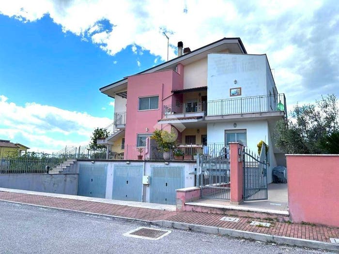 Casa trilocale in vendita in Via Campobasso, Pineto