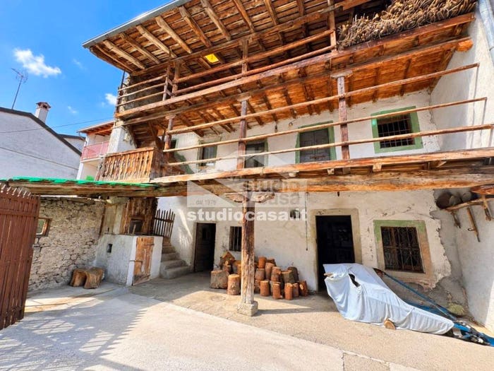 Casa con 6 locali in vendita in Bossico