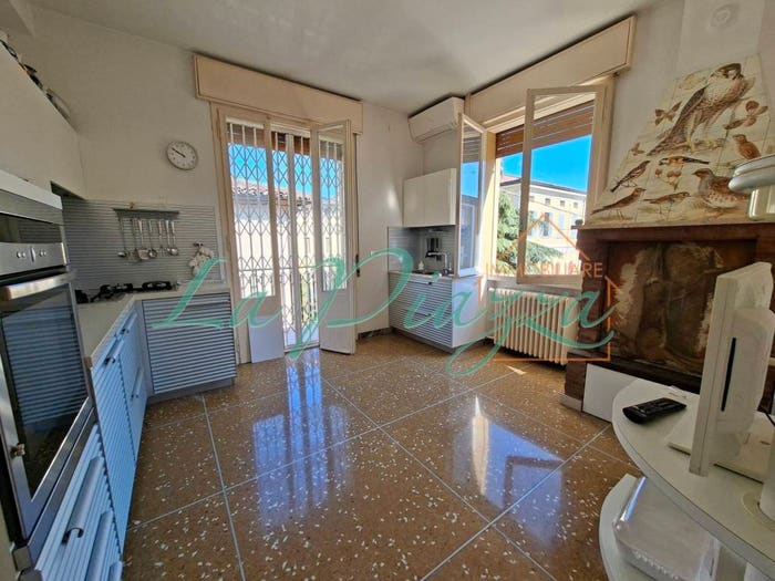 Casa con 6 locali in vendita in Via Novembre, Centro, Riolo Terme