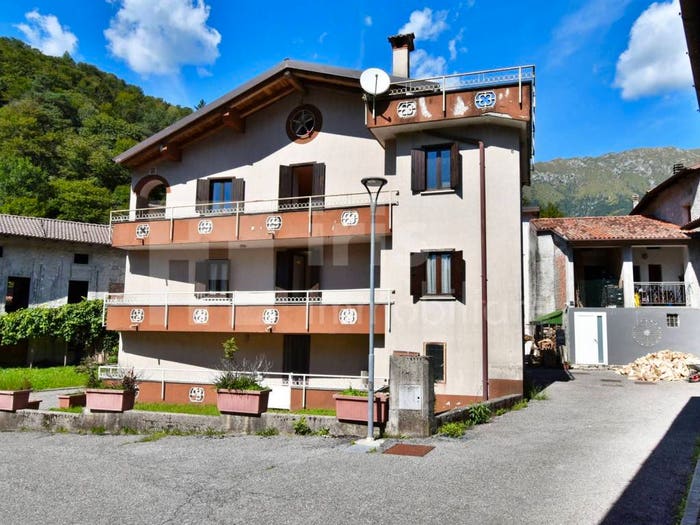 Casa con 6 locali in vendita in Frazione Debellis, Taipana