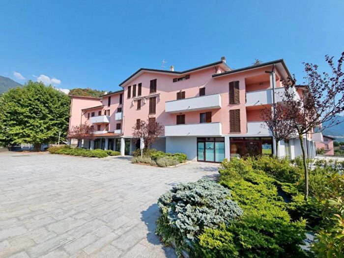 Appartamento trilocale in vendita in Via Dottor Pietro Greppi, Centro, Dervio