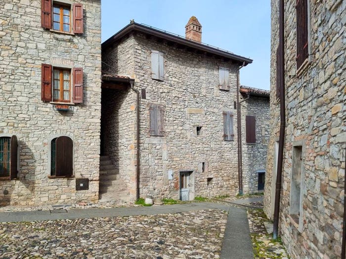 Casa bilocale in vendita in Piazzale San Lorenzo, Centro, Calestano