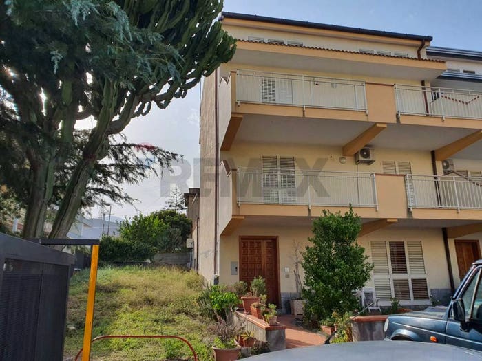 Casa con 5 locali in vendita in VIA CESARE BATTISTI, Furci Siculo