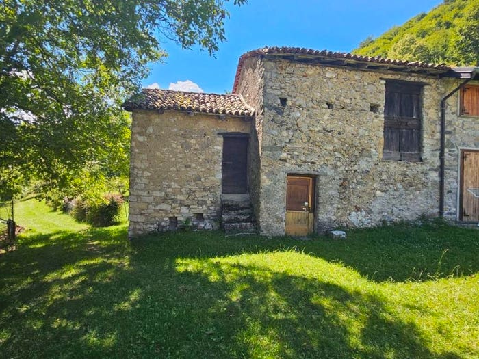 Casa quadrilocale in vendita in Via Guillo, Ortanella, Esino Lario