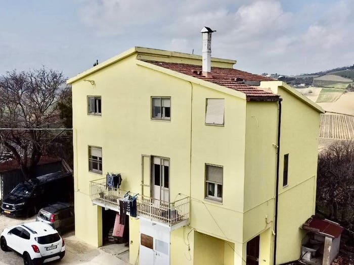 Casa con 6 locali in vendita in Contrada Corneto, Carassai