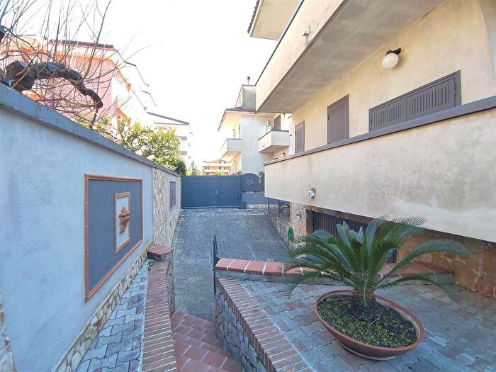 Casa con 5 locali in vendita in Casapulla