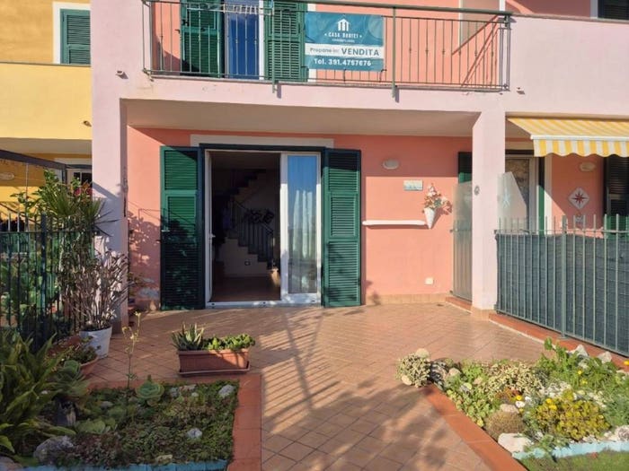 Appartamento quadrilocale in vendita in Via Lombardia, Centro, Pietra Ligure