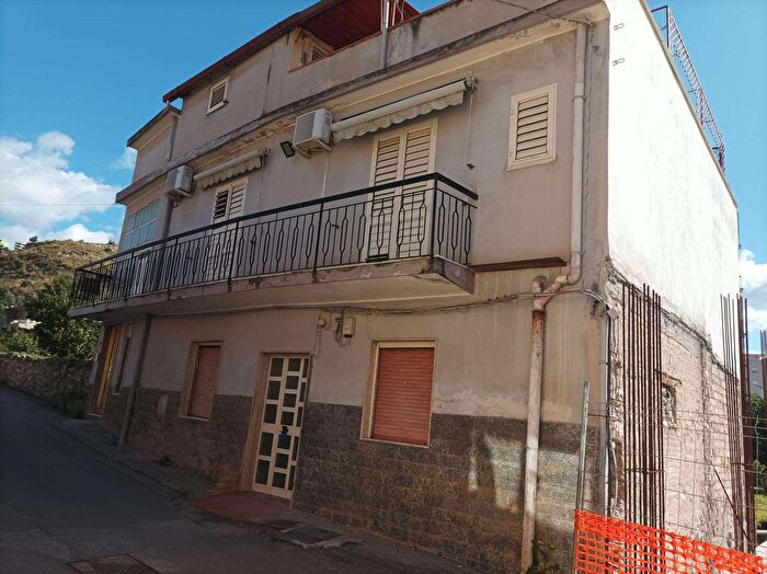 Casa con 10 locali in vendita in Reggio Calabria