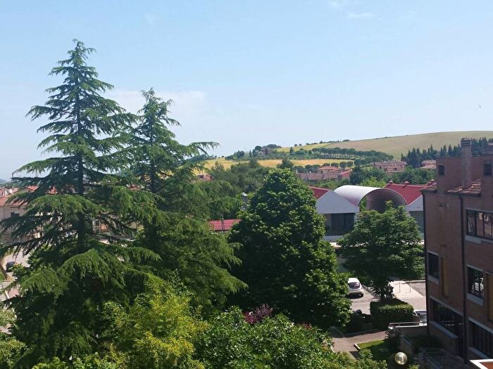 Appartamento con 6 locali in vendita in Via Lago di Vico, Villa Ceccolini, Pesaro