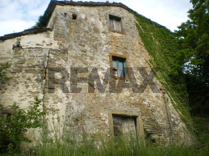 Casa con 6 locali in vendita in Subbiano