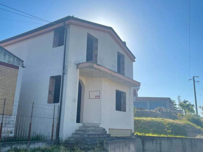Appartamento quadrilocale in vendita in Via Giuseppe Di Vagno, Casalvecchio di Puglia