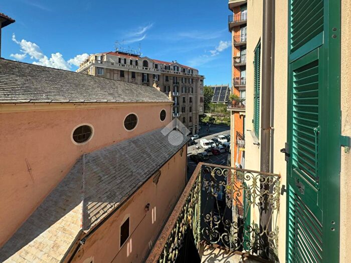 Appartamento con 5 locali in vendita in Via Edmondo De Amicis, Savona