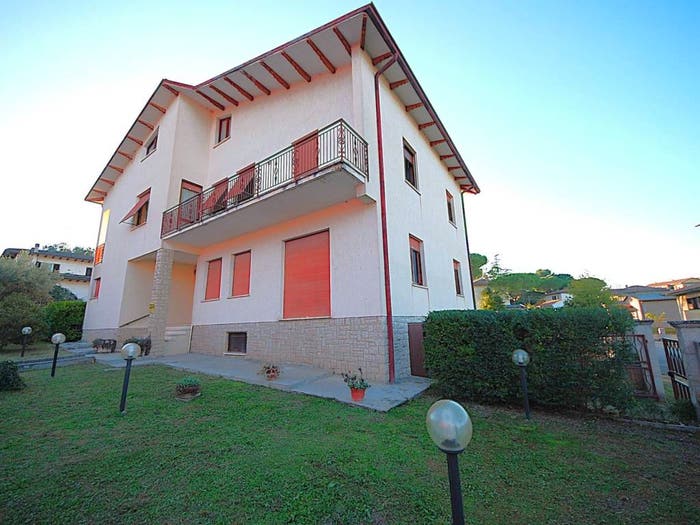 Casa con 6 locali in vendita in Viale Properzio, Centro, Bevagna