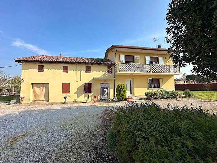 Casa con 6 locali in vendita in Via Castellana, Centro, Trebaseleghe