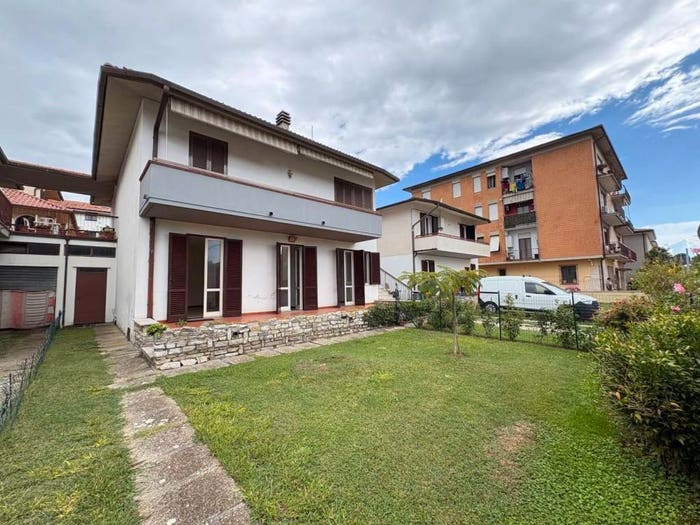 Appartamento con 5 locali in vendita in Via Giuseppe Giusti, Centro, Ponsacco