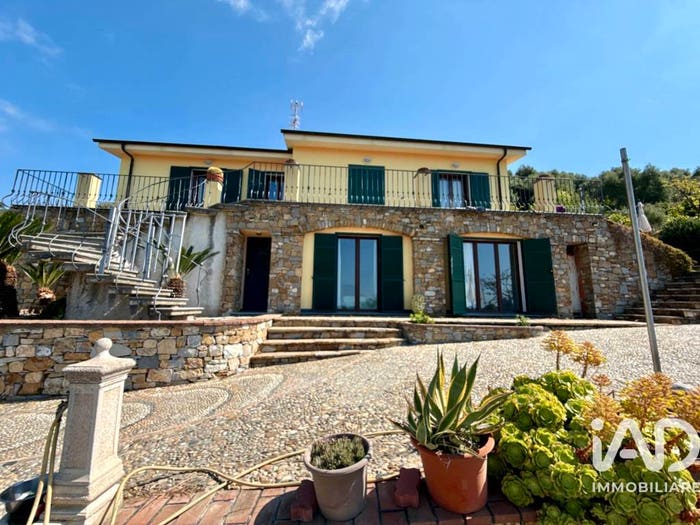 Casa con 6 locali in vendita in Via Giovanni Strato, Porto Maurizio, Imperia