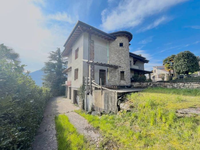 Casa quadrilocale in vendita in Via Novembre, Centro, Albino