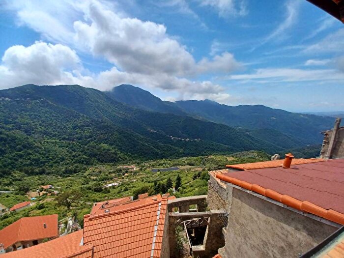 Casa con 6 locali in vendita in Via Paramuro, Bajardo