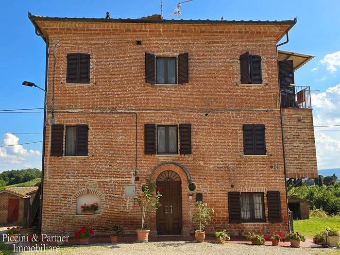 Casa con 6 locali in vendita in Via Napoli, Pozzuolo, Castiglione del Lago