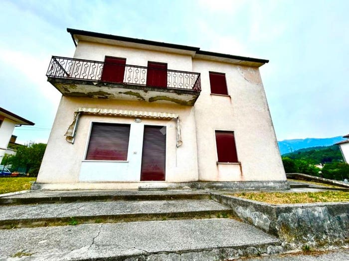Casa con 6 locali in vendita in Via Viale Monte Grappa, Centro, Castelcucco
