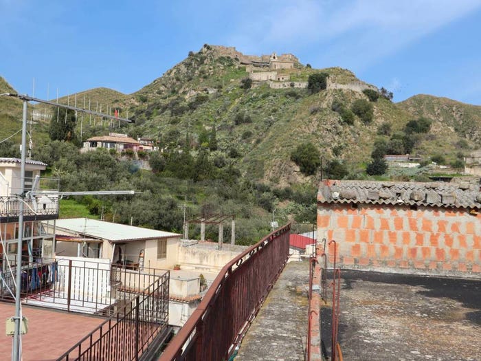 Casa con 5 locali in vendita in via Artale Alagona, Calatabiano