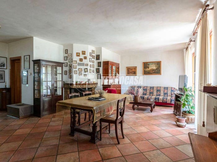 Casa con 6 locali in vendita in Via Domenico Troili, Macerata