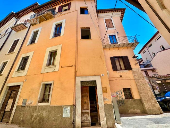 Appartamento con 5 locali in vendita in VIA DEL PORTO, Rieti