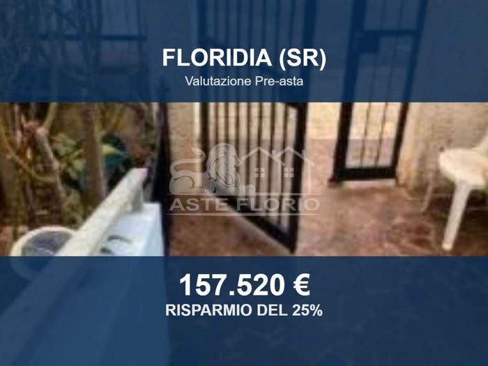 Casa con 6 locali in vendita in Via Togliatti, Floridia