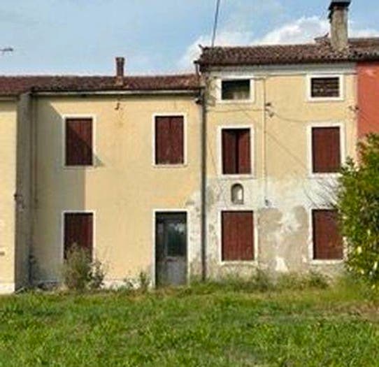 Casa con 6 locali in vendita in Via Giavone, Veronella