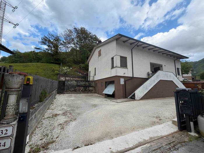 Casa con 6 locali in vendita in via vallesina, Centro, Serravalle di Chienti