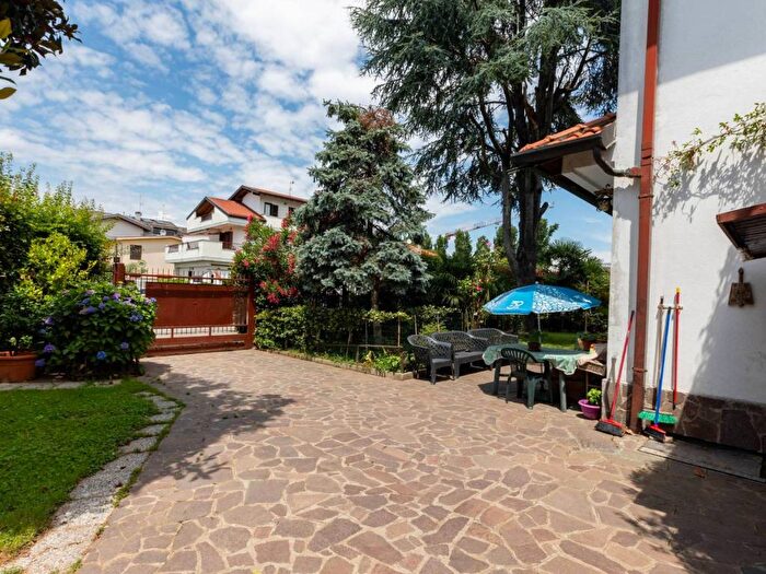 Casa quadrilocale in vendita in Via Giacomo Zanella, Ravello Villastanza Villapia, Parabiago