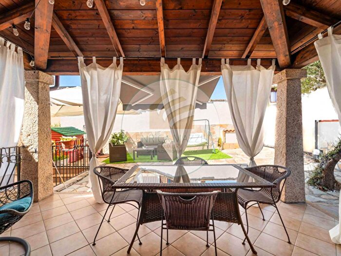 Casa con 7 locali in vendita in Via Parigi, Olbia