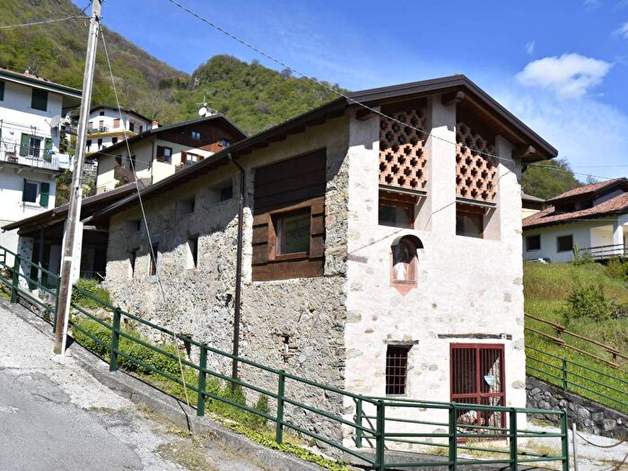 Casa trilocale in vendita in Via Don Giovanni Ticozzi, Pasturo