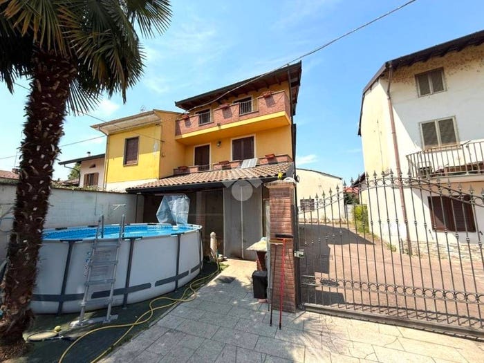 Casa con 6 locali in vendita in Via Mazzini, Centro, Cassolnovo