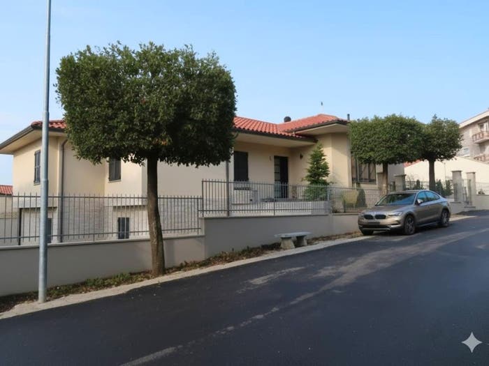 Casa con 6 locali in vendita in Centro, Agugliano
