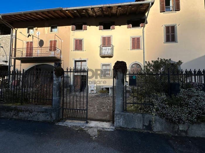 Casa con 6 locali in vendita in Via Candrietti, Piario