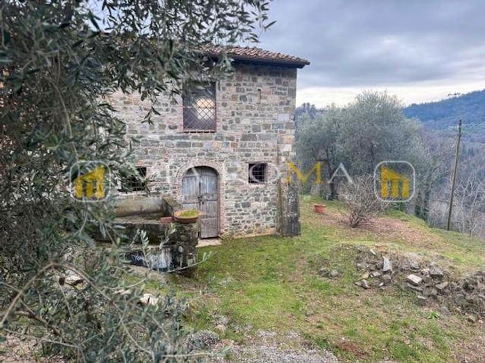 Casa con 5 locali in vendita in Pescaglia