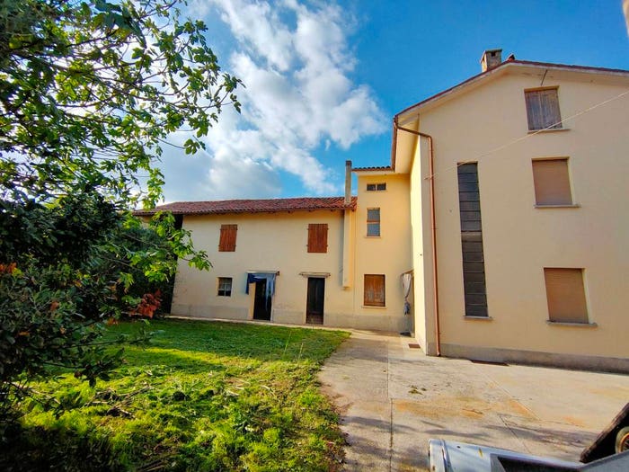 Casa con 6 locali in vendita in Piazza Novembre, Zuglianoterenzanocargnacco, Pozzuolo del Friuli