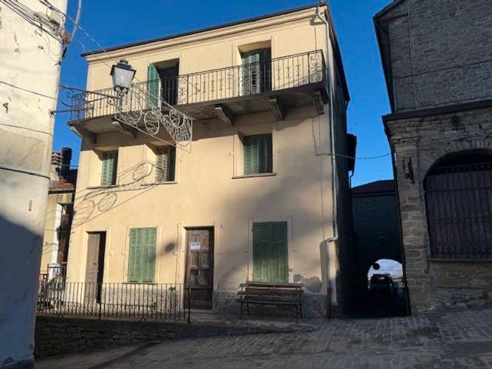 Casa con 6 locali in vendita in Via Roma, Roccaverano