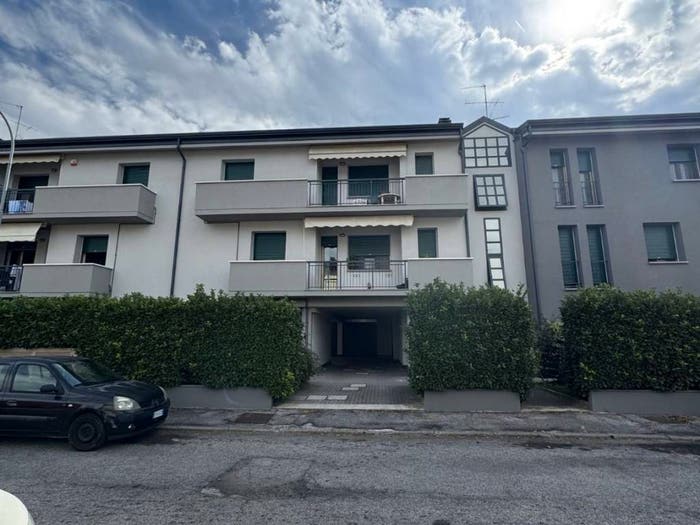 Appartamento con 5 locali in vendita in Via Alessandro Candi, Cento Paese, Cento