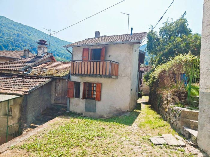 Casa quadrilocale in vendita in Frazione Perla, Occagno, Schignano