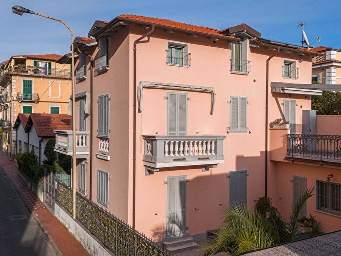 Appartamento con 6 locali in vendita in Via Roberto, Centro, Bordighera