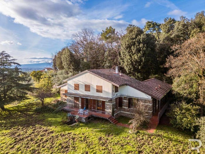 Casa con 6 locali in vendita in Via Freccioni, Montemurlo